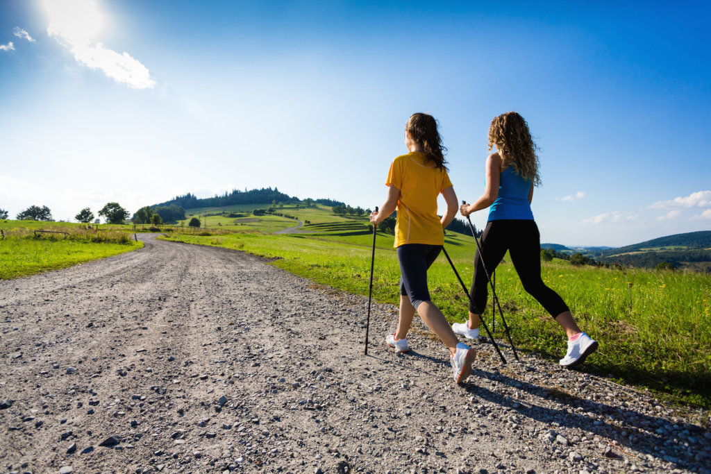 Caminar con bastones ha demostrado ser una actividad física muy completa y saludable: evita la osteoporosis, mejora la resistencia, fortalece el corazón...